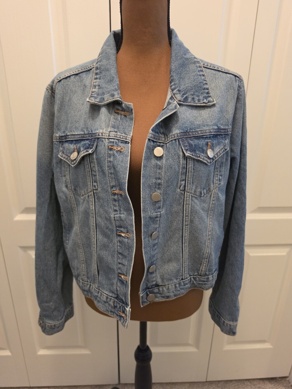 VIGOSS Classic Denim Trucker Jacket Size L Medium Wash 100% Cotton Boho Utility